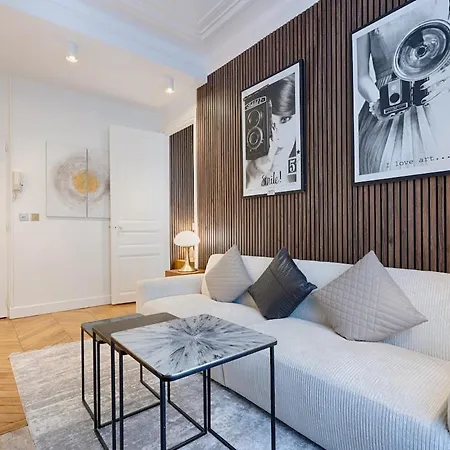 Luxury 2-bedroom For 6 - Avenue Montaigne * Parigi